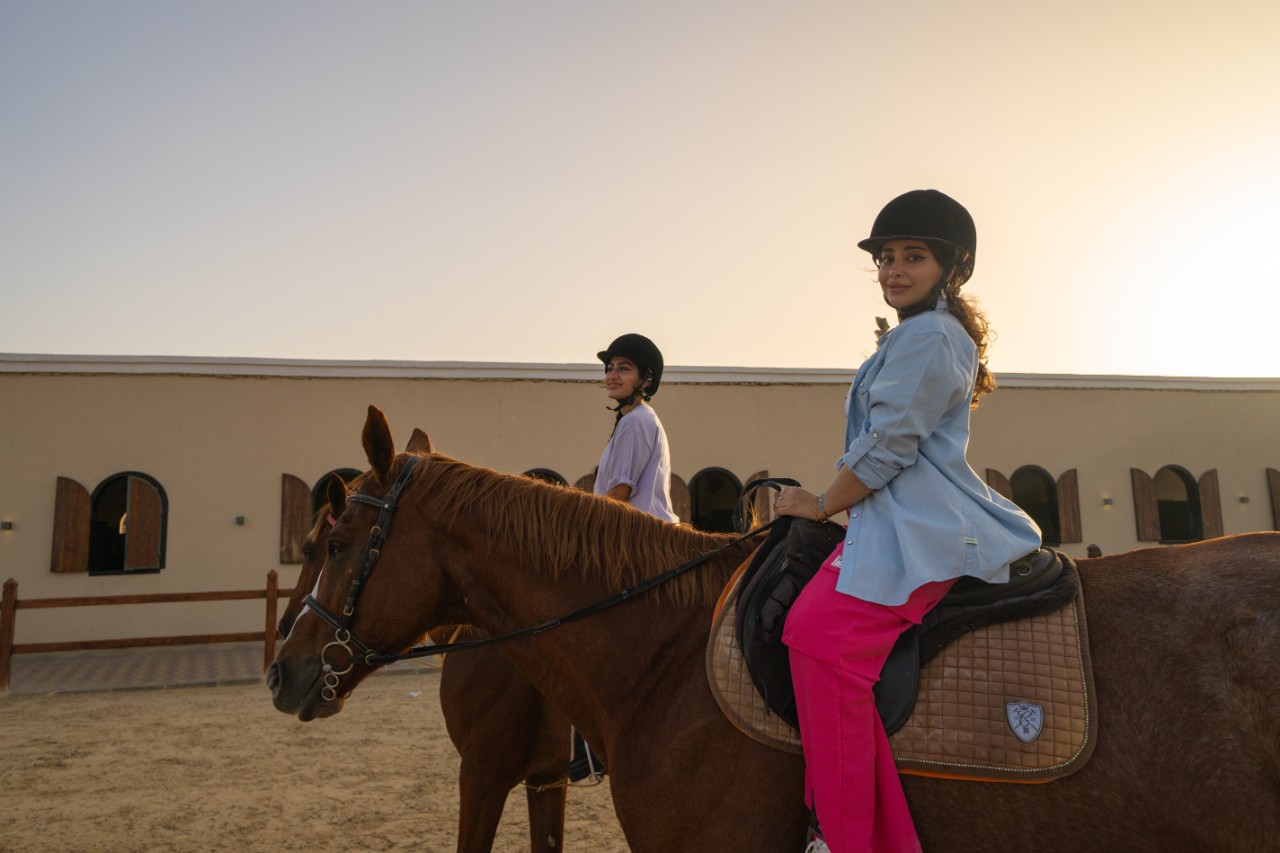 تجربة فروسية عند الغروب في السعودية